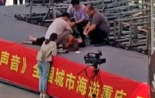 舞臺中央的巨大LED屏幕(將近20㎡)突然倒下，砸中正在演唱的女選手