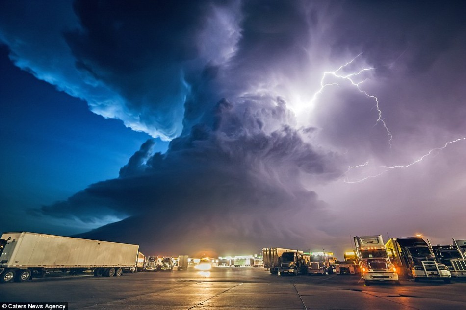 戶(hù)外LED顯示屏怎么應(yīng)對(duì)雷雨天氣？