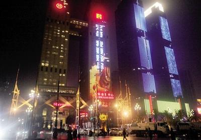 昨晚8點(diǎn)，南濱路上LED大屏“宏哥我要嫁你”。