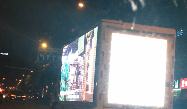 ?？谑忻耖_車遇LED屏廣告險(xiǎn)撞人 企業(yè)：有人來(lái)查我搞定 